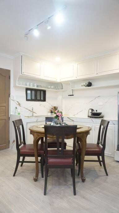 4-5br In Paranaque For Staycation Apartment *